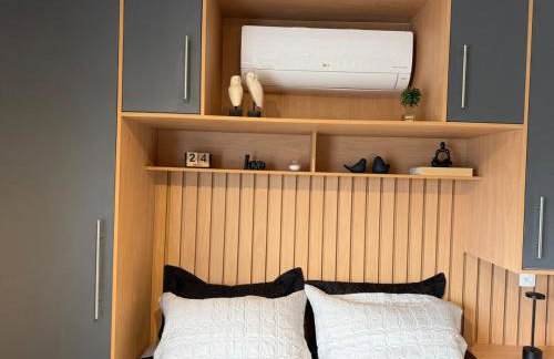 Studio 63 novo, luxuoso e completo com ar condicionado e cama Queen Size - Centro Mogi - Até 4 Pessoas - Foto 7