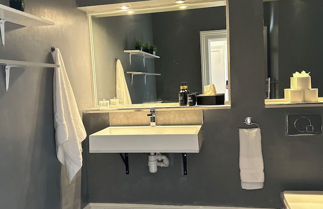 NEW! Grimsby Central, Spacious, 2 Bedrooms - Photo 10