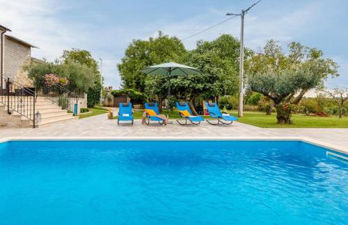 Stylish villa with swimming pool and garden - Foto 17