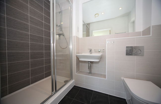 Luxurious 4 BH Home Near Willen Lake Ideal for Families & Business Stays! - Photo 6