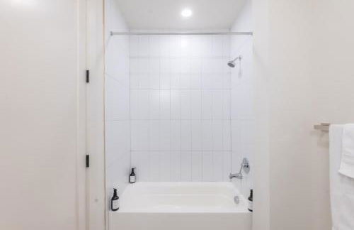 Bright and Bold Escape with NYC Views and Free Parking, Sleeps 9 and 2 Baths - Foto 29