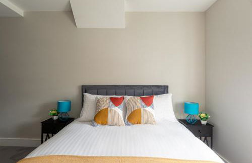 Skyvillion - COZY LARGE 4 & 1 Bed Apartments in London Enfield, Mins to Tube Station, Free Wi-Fi - Foto 53