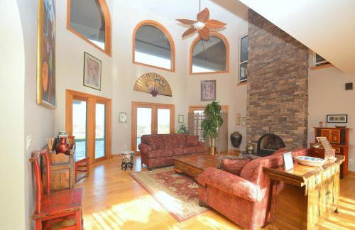 Redbud Keep - Unique Features, Movie Set Decor, Grill, Wifi, Family Friendly, Hiking, Billiard Table, Movie Theater Room, Fireplace, Golfing, View, 2 King Beds - Foto 5