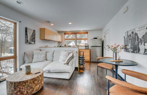 Couples Retreat Near UVM! Unique Studio with Deck - Foto 1