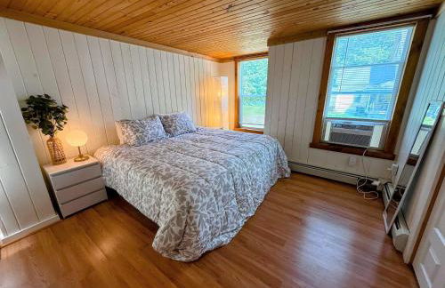 91M Renovated Bethlehem home with hot tub, firepit, large yard, walk to restaurants - Photo 23