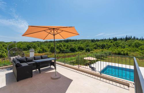 Green & Blue Five Bedroom Villa with Private Pool and Complete Privacy - Photo 10