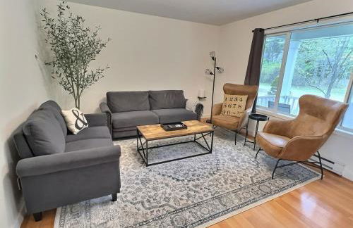 The Sawyer Hideaway - 3BR 2B with Hot Tub & Fire Pit - 5 mins to beach - Photo 11