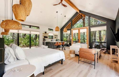 Tranquil Modern Cabin with Friendly Farm Animals & Pond Views Near Cedar Creek, Texas - Photo 8