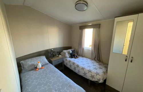 Seaview Caravan 2 Bedroom Sleeps 6 -WiFi -Smart Tv - Foto 12