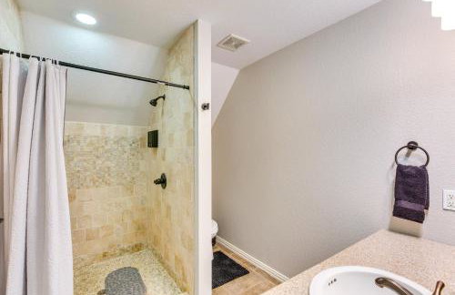 Unwind Fireside Wills Point Gem with Hot Tub and Pond - Foto 21