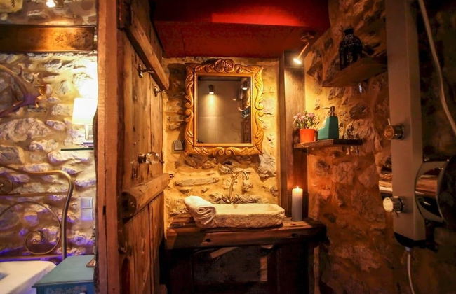 Antique Luxury Groundfloor Suite - Photo 14