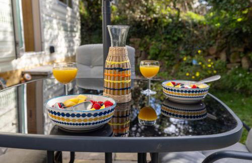 1 Bed Caravan Sleeps 2 -Dog Welcome -Free Parking - Photo 13