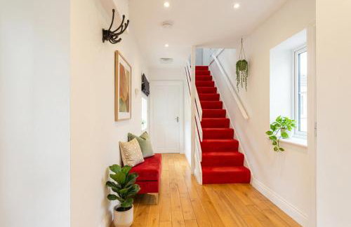 Bamburgh - Sleeps 8 - 3 Bedrooms 2 Bathrooms - Secure Garden - Dogs Stay For Free - Stunning Beach Walks and Views - Log Fire - Outdoor Seating and Eating - Off Street Parking - Quiet Rural Location - Fast Wifi - Foto 8