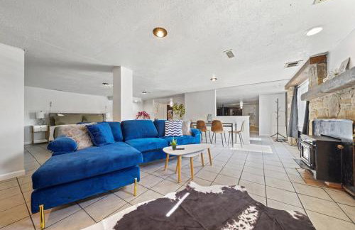 Comfort, Fun, & Charming - 5BR Oasis with Pool - Foto 17