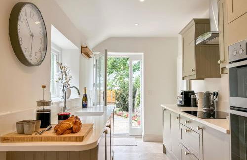Modern Canterbury 3 Bedroom Townhouse - Pets Welcome & Free Parking - Foto 7