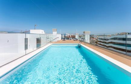 Modern 2BR w Rooftop Pool & Parking by LovelyStay - Foto 24