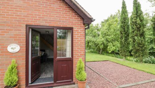 Byefield Lodge - Photo 2