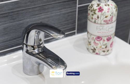 Large 2 Bedroom Apartment By The One Retreats Short Lets & Serviced Accommodation Horley Close To Gatwick Airport - Foto 65