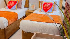 Luxe Smart Home - Basildon Serviced Accommodation - 7 Mins Walk To Basildon Town Centre, Hospital & Train Station - Foto 2