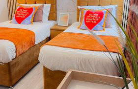 Luxe Smart Home - Basildon Serviced Accommodation - 7 Mins Walk To Basildon Town Centre, Hospital & Train Station - Foto 2