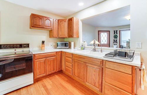 Watch the Sunrise at this Quaint Lake-View Cottage - Foto 8