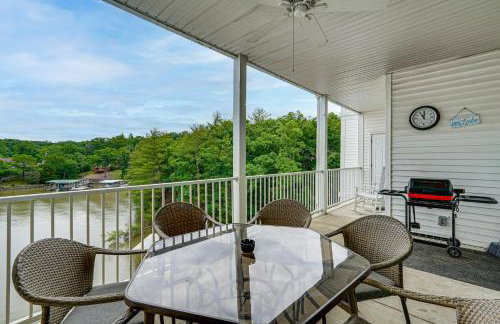 Lakefront Osage Beach Condo: Dock Your Boat Here! - Foto 1
