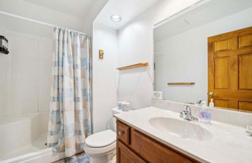 Spacious 4BR Lakefront Cottage - Perfect for Groups - Foto 30