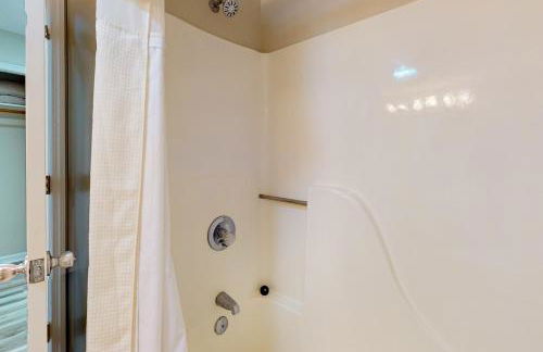 Charming Studio Sleeps 4 Close to Douglas Lake - Foto 17