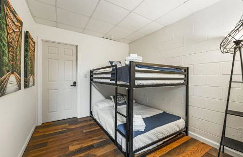 LKJ - Lakefront Home, Hot tub, Fire Pit, Games and Movie Room! - Foto 57