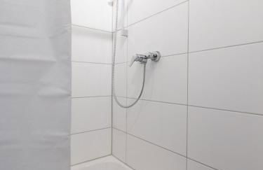 BudgetRoom 3 Betten Küche Bad Studio - Foto 17