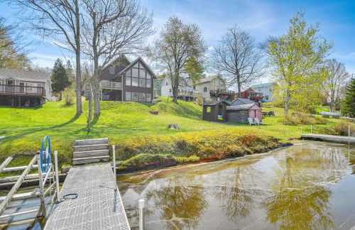 Lakefront New Hampshire Hideaway with Deck and Views - Foto 39