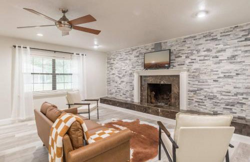 Entire Home with Air Hockey and Firepit - Photo 27