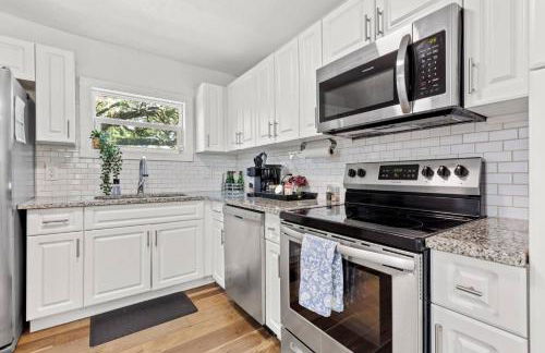 Treehouse is a Quaint 2 BR in an Up-and-Coming Part of Town, Pet Friendly with Fenced Yard and lounge area that is Close to Downtown Tampa - Foto 8