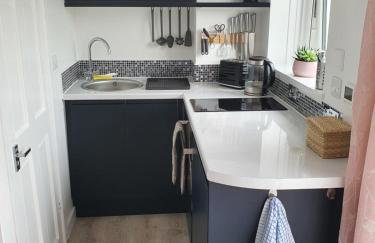 Lovely private studio room with own kitchen and bathroom. Set in the popular area of Shiphay in Torquay and only a short walk from Torbay Hospital - Foto 15