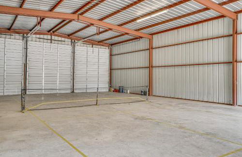 Elegant Sunset Meadow Ranch in Texas with Hot Tub - Photo 35