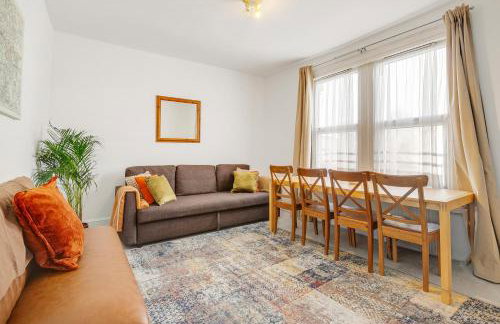 Spacious House in North London, very close to train station and bus stops, near Tottenham Stadium & lots of parking - Photo 2