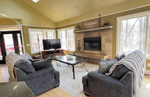 Woodshores Retreat - cozy retreat, hot tub, Lk MI - Photo 9