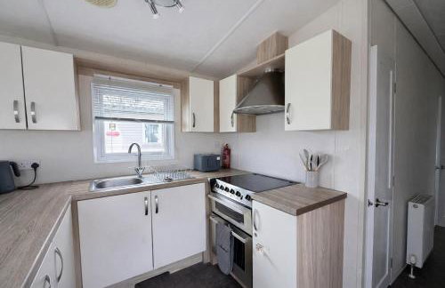 Stunning 8 Berth Caravan With Decking, Ref 71012P - Photo 12