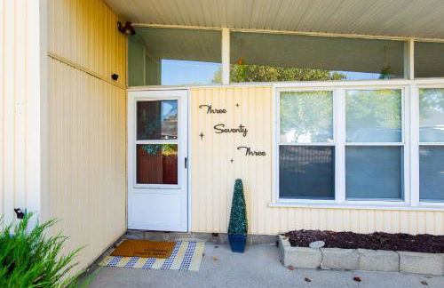 Mid-Century Modern Themed Home with Outdoor Hot Tub - Foto 41