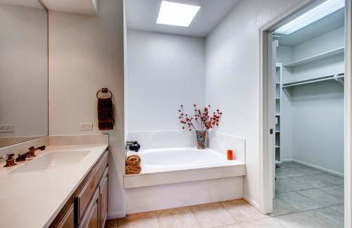 Country Club Home 2 BR, 2 BA and Den about 1 Mi to Golf - Foto 18