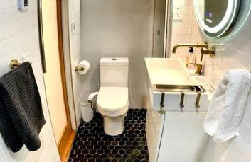 Live in this iconic East Side lower level unit - Foto 20