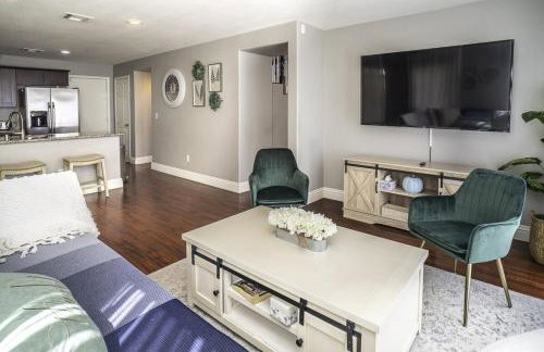 Viva Vegas Cozy 3BR Home Minutes from the Strip - Photo 31