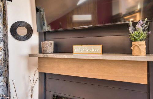 Blooming Redbud Treehouse with private hot tub - Foto 9