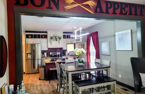 King Bed In Main Floor - Downtown Vacation Rental - Foto 32