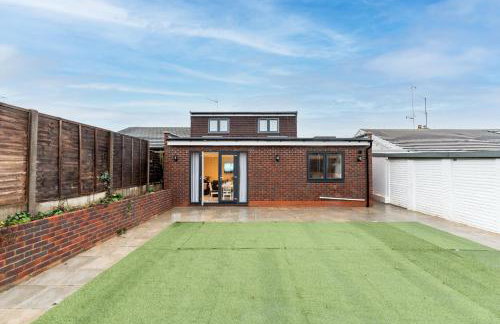 Spacious 4BR Home Walk to Station Parking - Pass the Keys - Foto 43