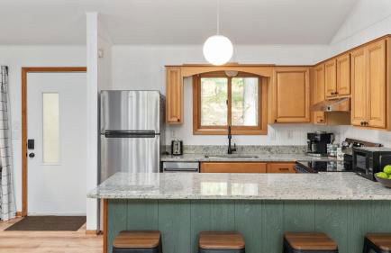 Wooded Nest, Cozy 3BR Chalet Near Spas, Downtown Berkeley Springs & Hiking - Foto 14