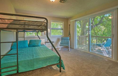 Lake House with Hot Tub - 1 Mi to Surf n Slide - Foto 3