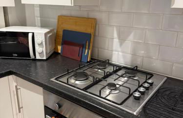 Stylish 2 bed Apartment, Rainham - Private Parking - Foto 19