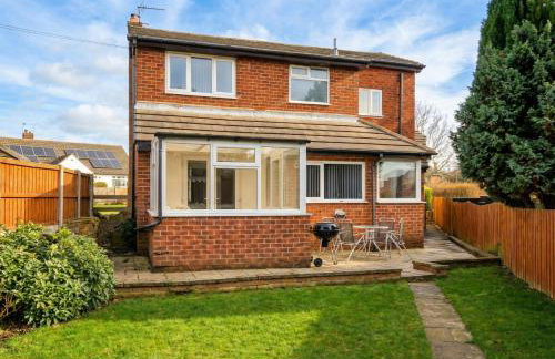 Family-Friendly Detached House Near Leeds and Bradford with Garden - Foto 31