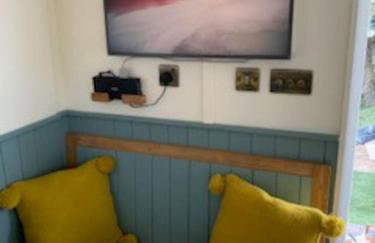 Romantic Shepherds hut with stunning sunsets - Photo 19